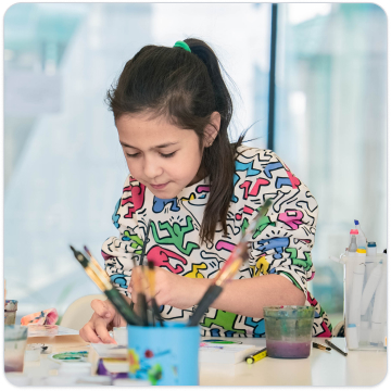 Девочка рисует